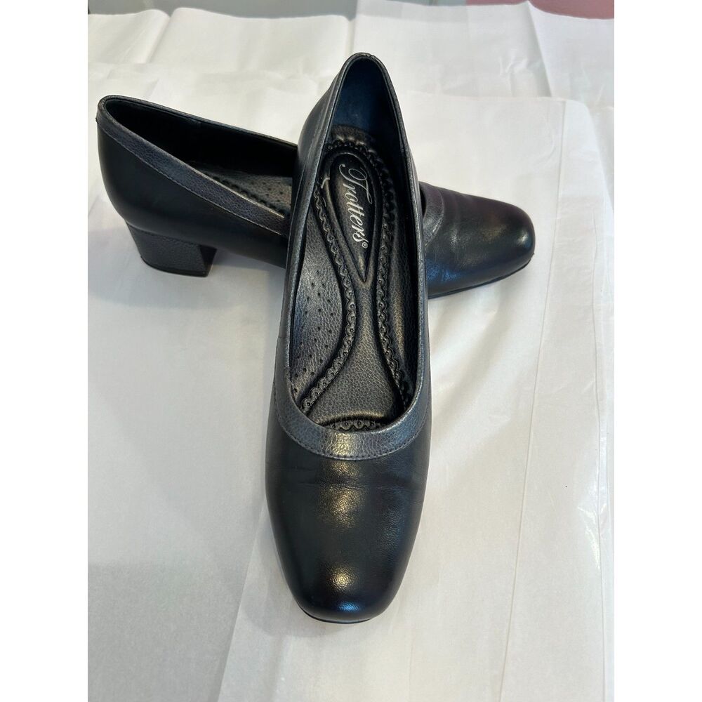 Black Trotters 7.5 Womens Cushioned Insole Leather Upper Pumps